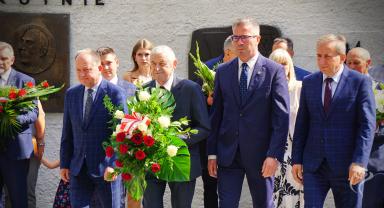 Kutnowska delegacja składa kwiaty przy pomniku Bohaterów Walk Nad Bzurą