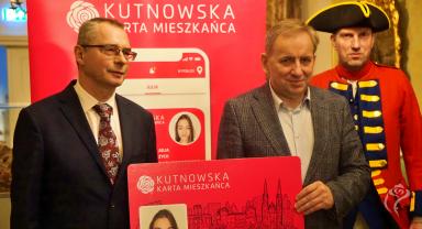 Grzegorz Skrzynecki i Zbigniew Wdowiak trzymają Kutnowską Kartę Mieszkańca
