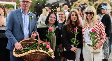 Prezydent Mariusz Sikora z mieszkankami podczas Święta Róży