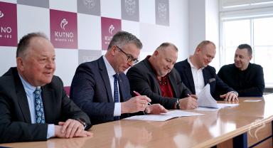 Podpisanie umowy na basen przy SP9