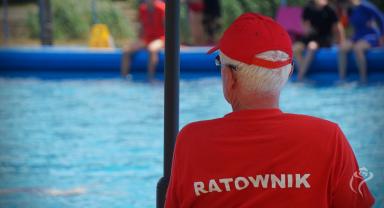 Ratownik na basenie miejskim