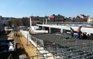 [Fotorelacja] Postęp prac na Placu Wolności i Rynku Zduńskim