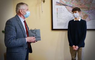 Na zdjęciu widać Prezydenta Zbigniewa Burzyńskiego i Olka Klembalskiego