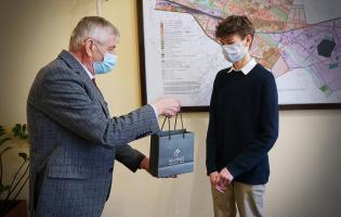 Na zdjęciu widać Prezydenta Zbigniewa Burzyńskiego i Olka Klembalskiego