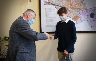 Na zdjęciu widać Prezydenta Zbigniewa Burzyńskiego i Olka Klembalskiego
