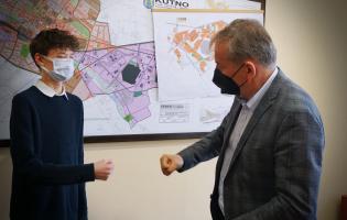 Na zdjęciu widać Zastępcę Prezydenta Zbigniewa Wdowiaka i Olka Klembalskiego