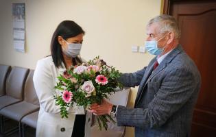 Na zdjęciu widać Prezydenta Zbigniewa Burzyńskiego i mamę Olka Klembalskiego