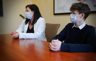 Na zdjęciu widać Olka Klembalskiego i jego mamę
