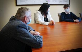 Na zdjęciu widać Prezydenta Kutna, Olka Klembalskiego i jego mamę