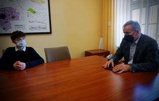 Na zdjęciu widać Zastępcę Prezydenta Kutna, Olka Klembalskiego