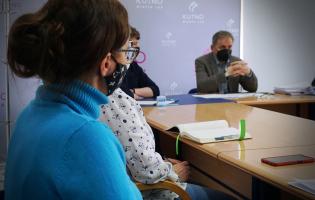 Na zdjęciu widać trzy osoby