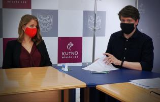 Na zdjęciu widać dwie osoby