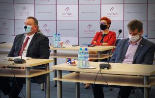 Na zdjęciu widać trzy osoby słuchające sprawozdania