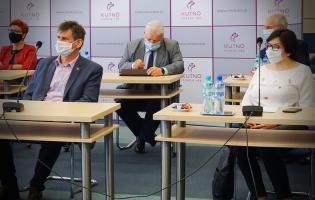 Na zdjęciu widać pięć osób słuchających sprawozdania