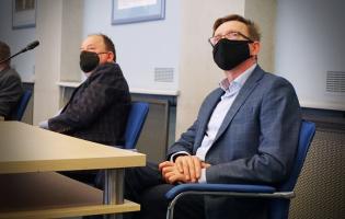 Na zdjęciu widać dwie osoby patrzące na prezentację