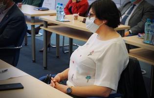 Na zdjęciu widać jedną osobę słuchającą sprawozdania