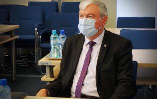 Na zdjęciu widać jedną osobę słuchającą sprawozdania