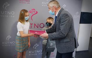 Na zdjęciu Prezydent Zbigniew Burzyński wręcza nagrodę Blance Gens