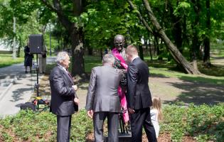 Zdjęcie z uroczystości odsłonięcia pomnika Bolesława Wituszyńskiego