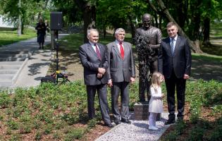Zdjęcie z uroczystości odsłonięcia pomnika Bolesława Wituszyńskiego