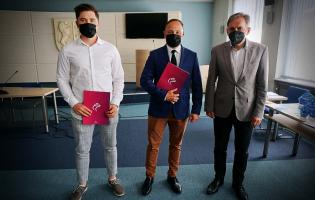 Na zdjęciu widać Zastępcę Prezydenta wręczającego nagrodę