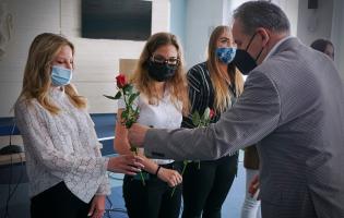 Na zdjęciu widać Zastępcę Prezydenta wręczającego nagrodę