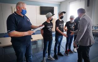 Na zdjęciu widać Zastępcę Prezydenta wręczającego nagrodę