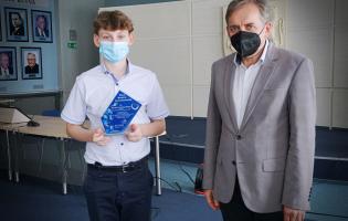 Na zdjęciu widać Zastępcę Prezydenta wręczającego nagrodę