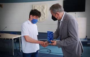 Na zdjęciu widać Zastępcę Prezydenta wręczającego nagrodę