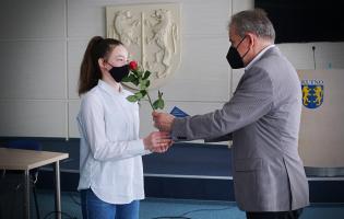Na zdjęciu widać Zastępcę Prezydenta wręczającego nagrodę