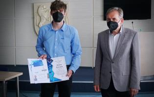 Na zdjęciu widać Zastępcę Prezydenta wręczającego nagrodę
