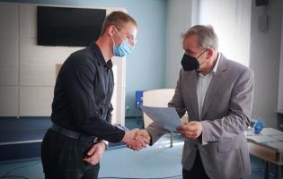 Na zdjęciu widać Zastępcę Prezydenta wręczającego nagrodę