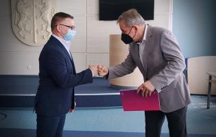 Na zdjęciu widać Zastępcę Prezydenta wręczającego nagrodę
