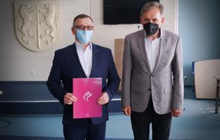 Na zdjęciu widać Zastępcę Prezydenta wręczającego nagrodę