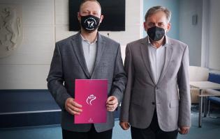 Na zdjęciu widać Zastępcę Prezydenta wręczającego nagrodę