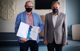 Na zdjęciu widać Zastępcę Prezydenta wręczającego nagrodę