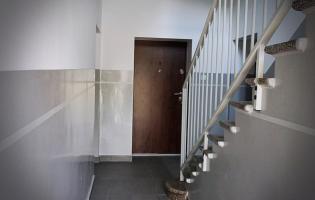 Na zdjęciu widać klatkę schodową kamienicy