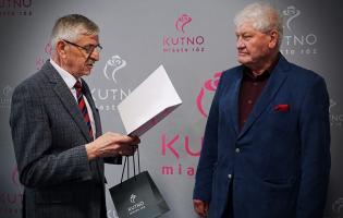 Na zdjęciu widać dwie osoby, jedna czyta