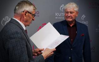 Na zdjęciu widać dwie osoby, jedna czyta