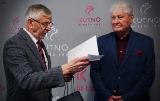 Na zdjęciu widać dwie osoby, jedna czyta
