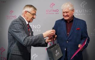 Na zdjęciu widać Prezydenta Kutna wręczającego nagrodę profesorowi Malinowskiemu