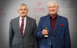 Na zdjęciu widać dwie osoby uśmiechnięte