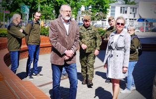 Na zdjęciu widać siedem osób