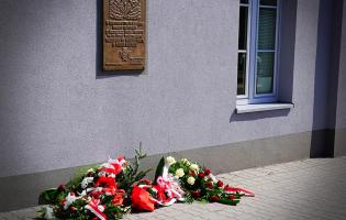 Na zdjęciu widać kwiaty pod tablicą upamiętniającą 37. Łęczycki Pułk Piechoty