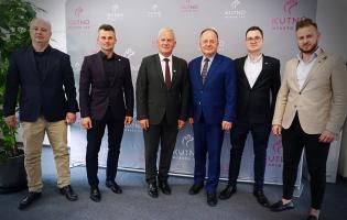 Na zdjęciu widać sześć osób stojących obok siebie