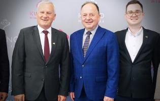 Na zdjęciu widać trzy osoby stojące obok siebie