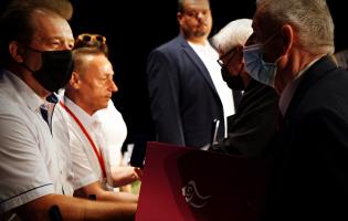 Na zdjęciu widać wręczanie medali