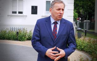 Na zdjęciu widać jedną osobę stojącą