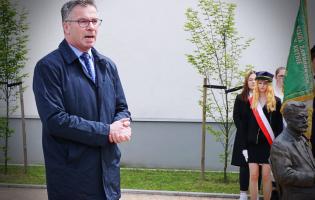 Na zdjęciu widać jedną osobę przemawiającą podczas uroczystości