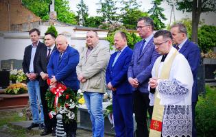 Na zdjęciu widać osiem osób modlących się